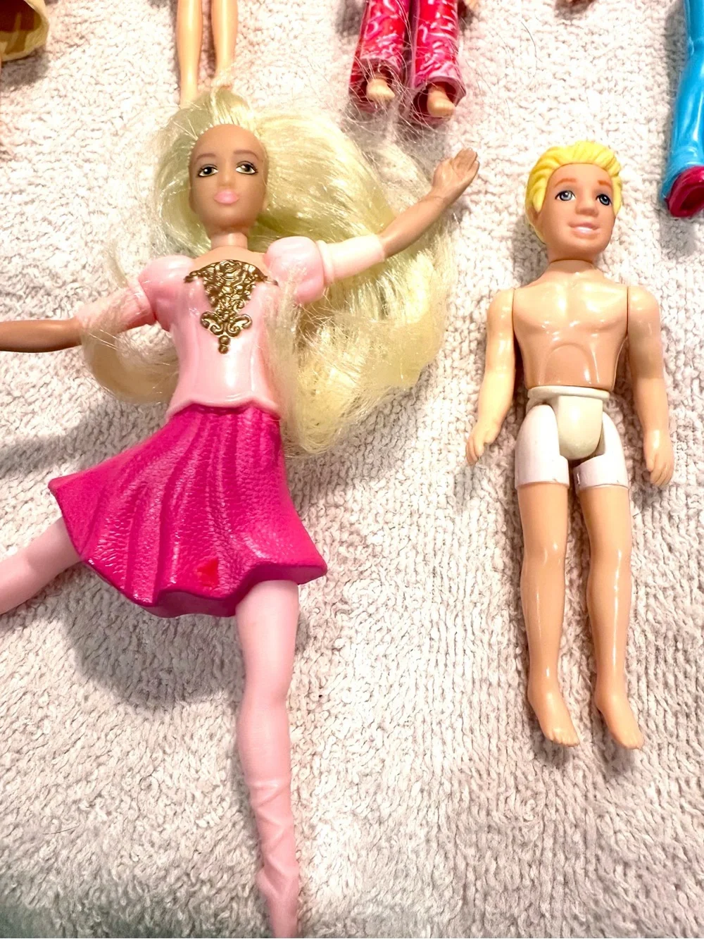 Vintage 7- Assorted Polly Pocket  dolls with case
